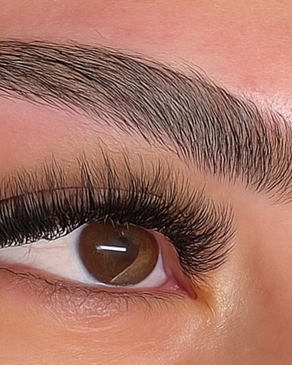 Lashextensions en een gestylede wenkbrauw, bruin oog