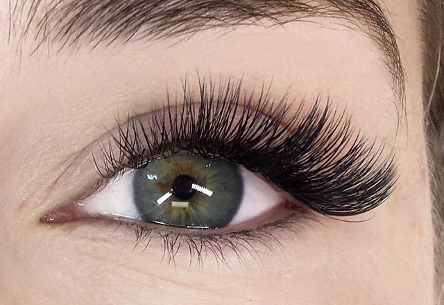 Wispy lashextensions op een groen oog