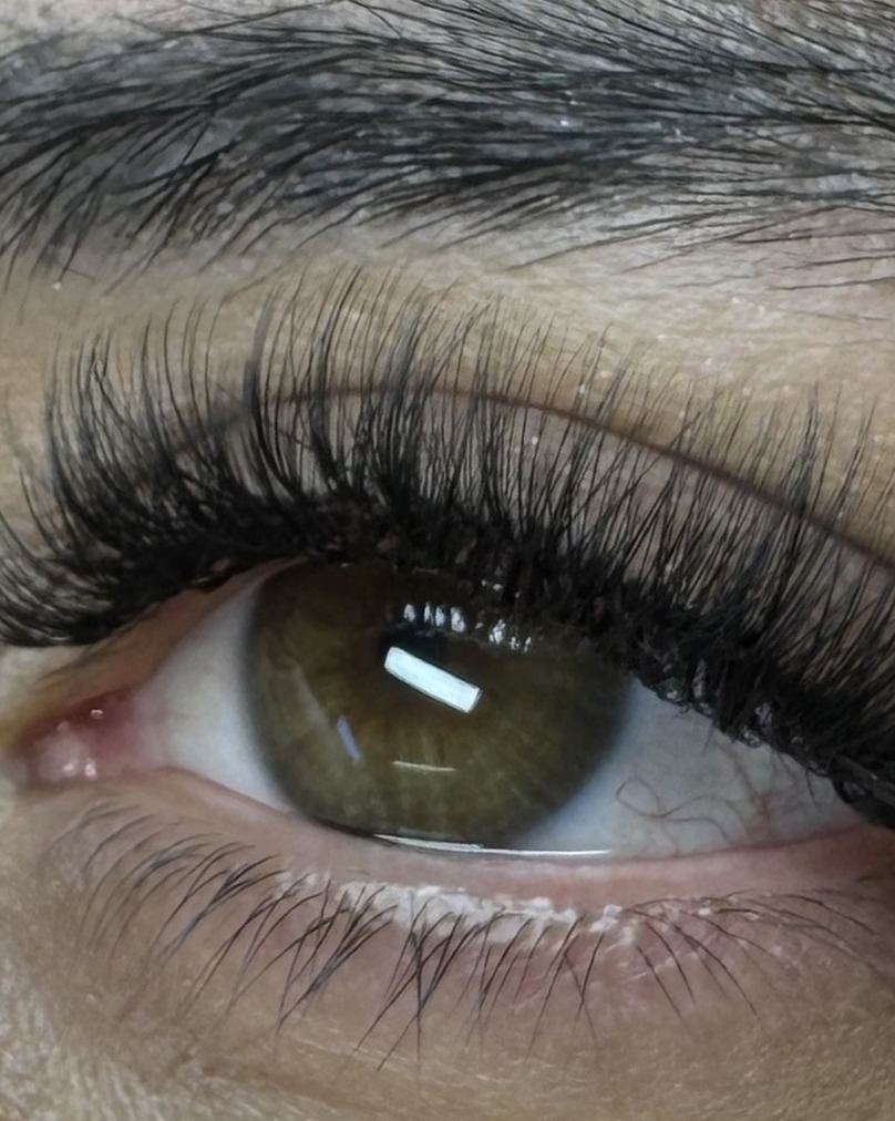 Close-up van lashextensions op een groen oog