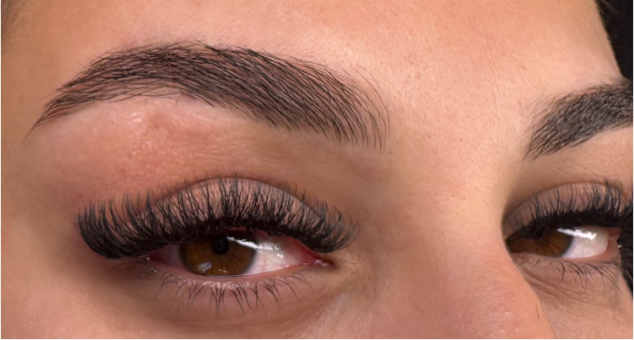 Na: gestylede wenkbrauwen en lashextensions
