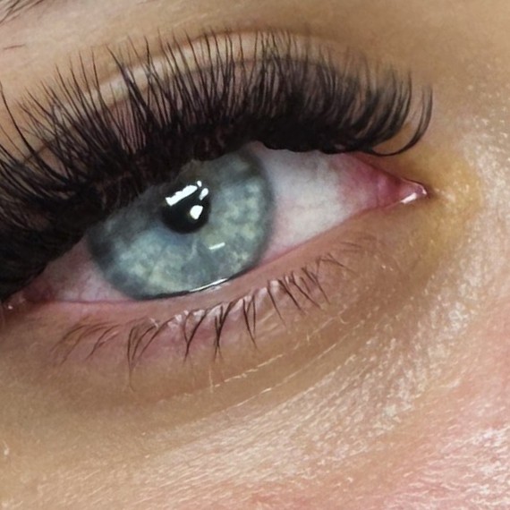 Lashextensions op een blauw oog