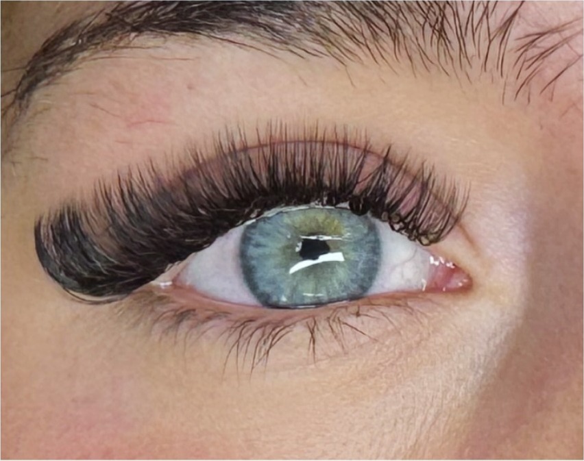 Lashextensions op een blauw oog