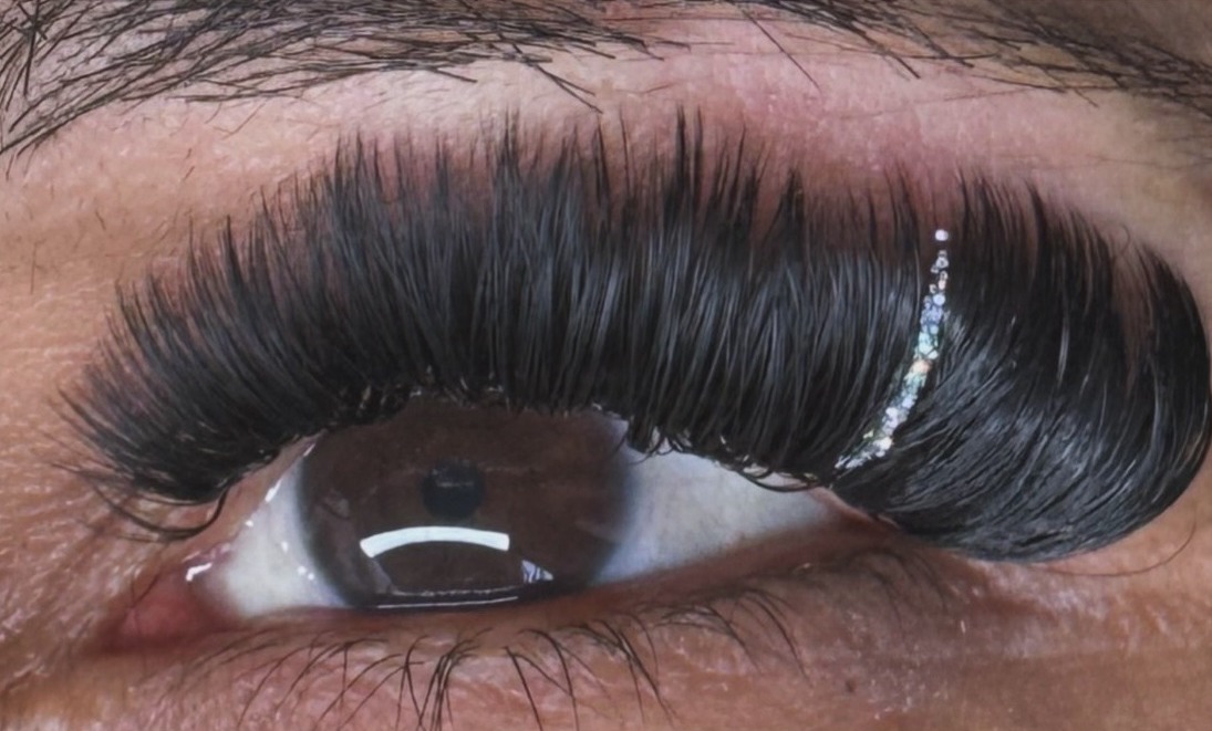 Lashextensions met een glitterlijn, het ene oog
