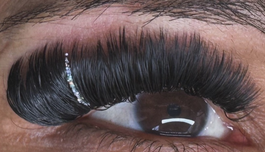 Lashextensions met een glitterlijn, het andere oog van dezelfde set